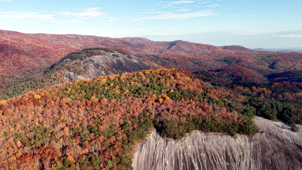 Toma aérea en Stone Mountain (Carolina del Norte) con follaje otoñal