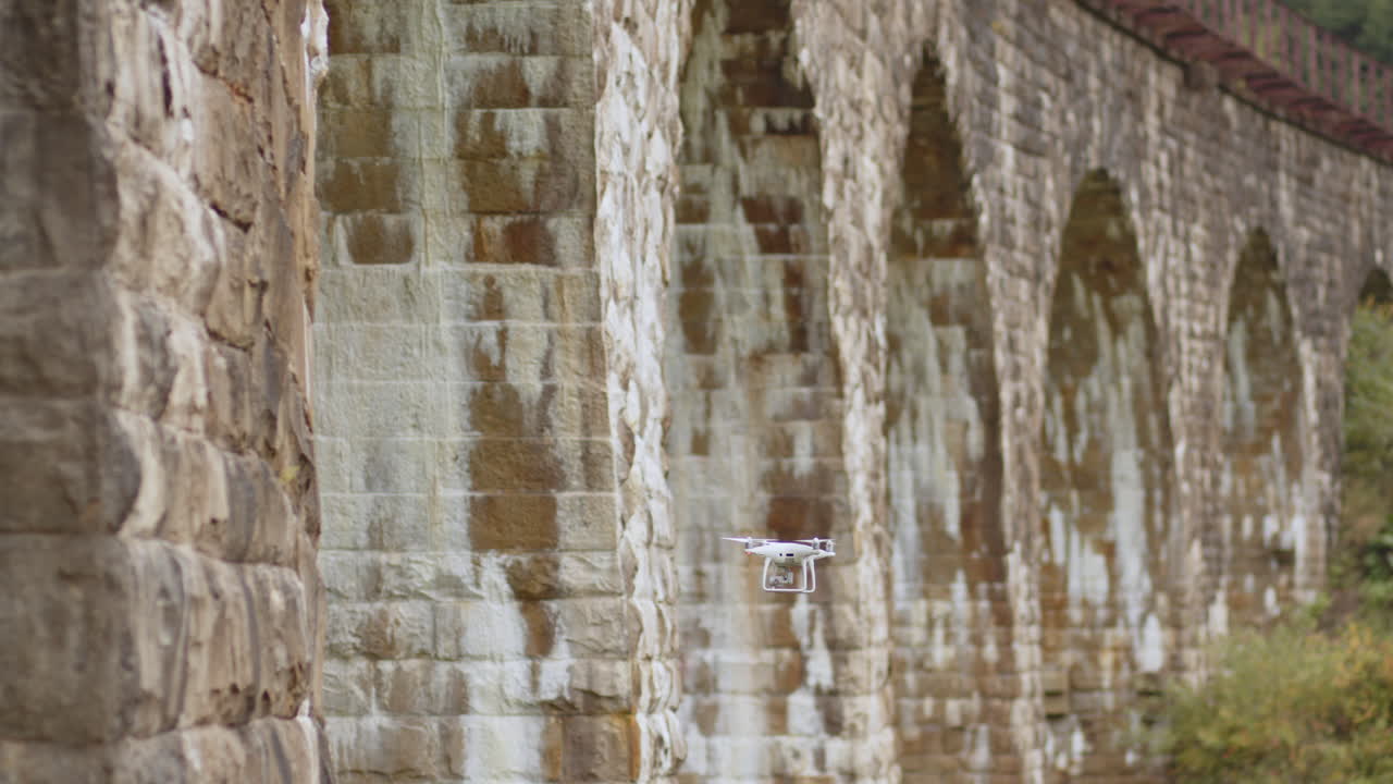 dron volando sobre un puente de arco