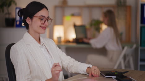 Verträumte,-Glückliche,-Erfolgreiche-Frau,-Die-Im-Büro-Am-Laptop-Arbeitet