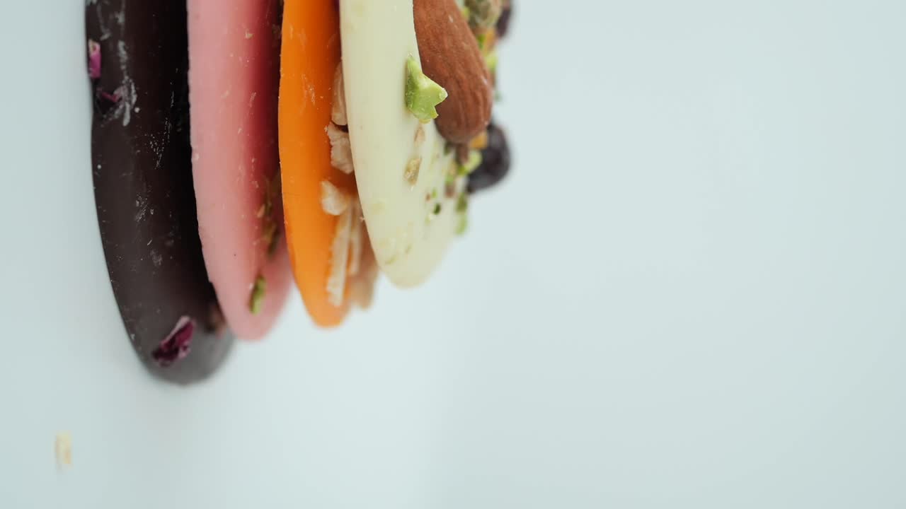 Dischi di cioccolato colorati con mandorle