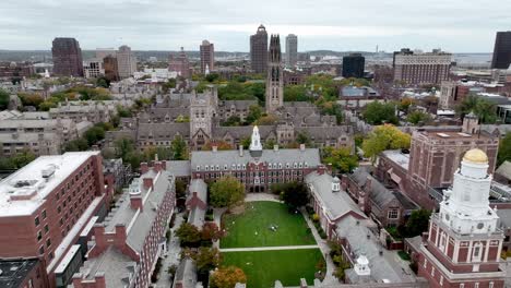 Antenne-Hoch-Schnell-über-Die-Yale-University-In-New-Haven-Connecticut-Schieben