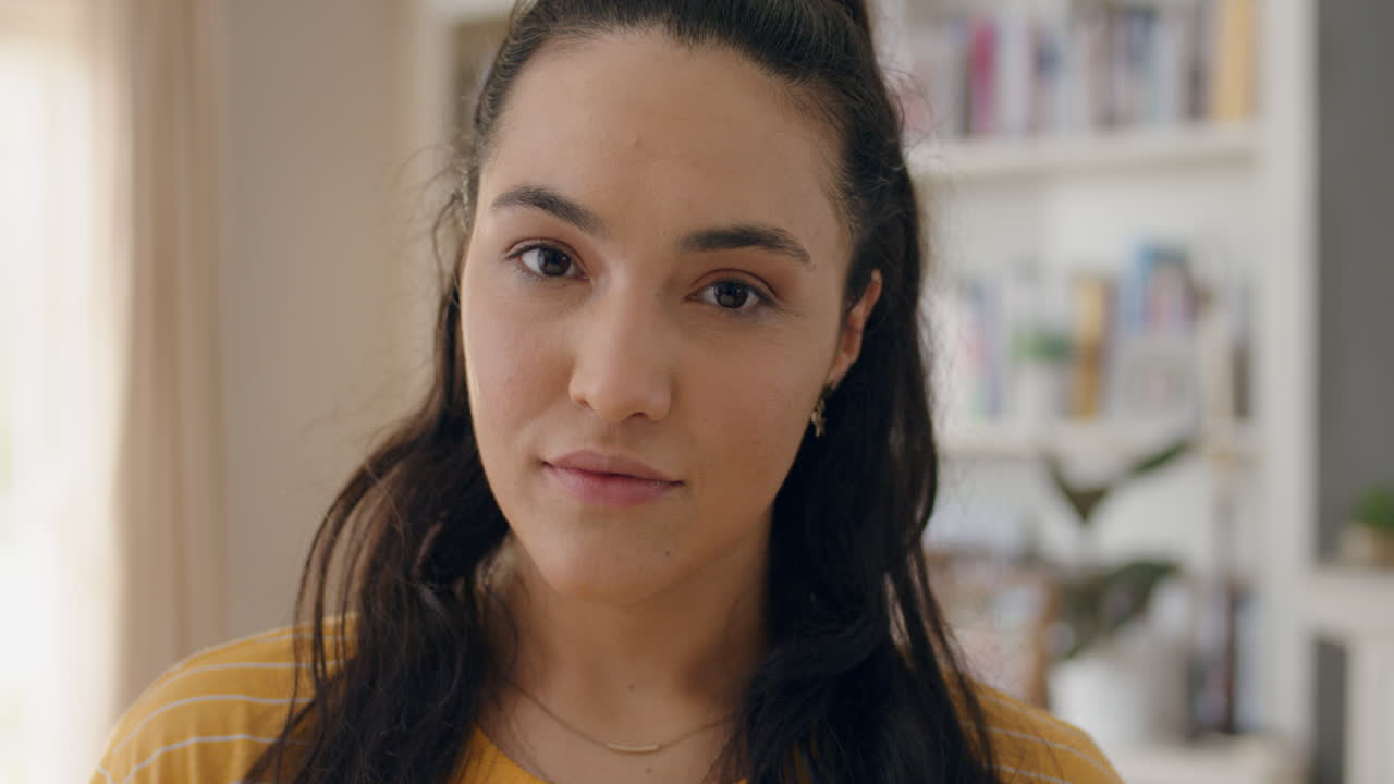 ritratto di un'adolescente felice che sorride un'adolescente sicura di sé a casa una giovane donna che si sente positiva un'adolescente immagine di sé concetto di filmato 4k