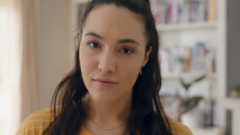 retrato de una adolescente feliz sonriendo, con un aspecto confiado, una adolescente en casa, una mujer joven que se siente positiva, una adolescente con una autoimagen de concepto 4k