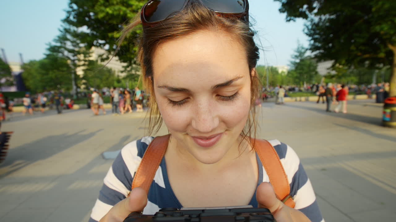 관광 여행 사진작가 는 일몰 에 런던 도시 를 촬영 하고 있다