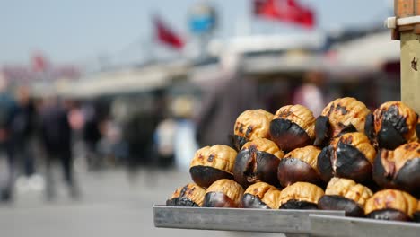 castañas asadas vendidas en un puesto de comida callejera en estambul, turquía