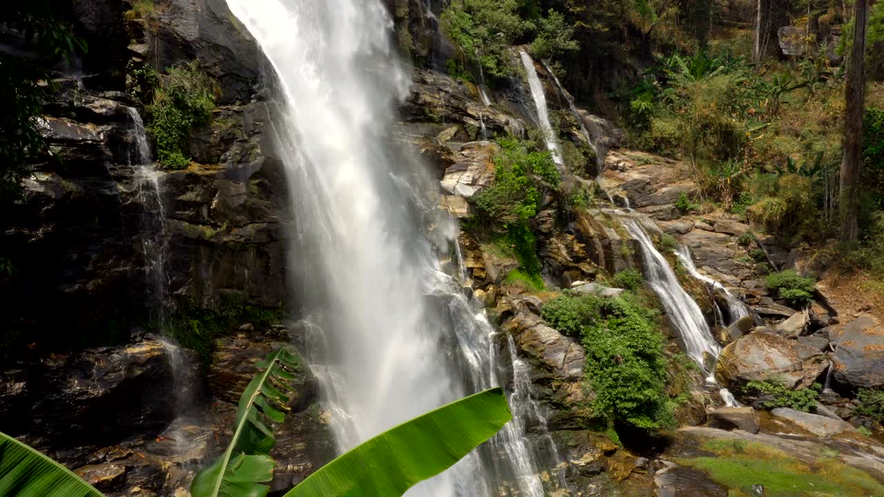 catarata de watchirathan en el parque nacional doi inthanon, región de chiang mai, tailandia, capaz de hacer un bucle