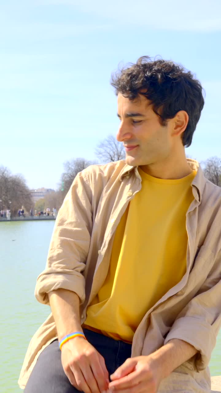 hombre sentado al aire libre