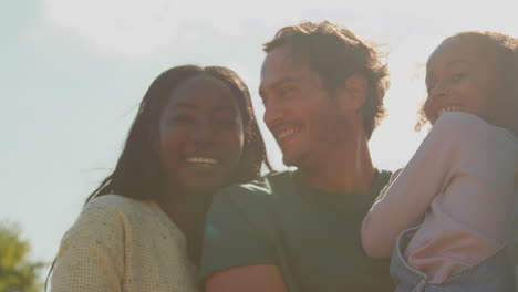 Retrato-De-Una-Familia-Multigeneracional-En-Casa-En-El-Jardín-De-Verano-Juntos