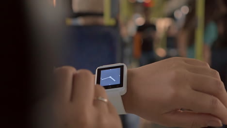 Frau-Benutzt-Smartwatch-Im-Bus