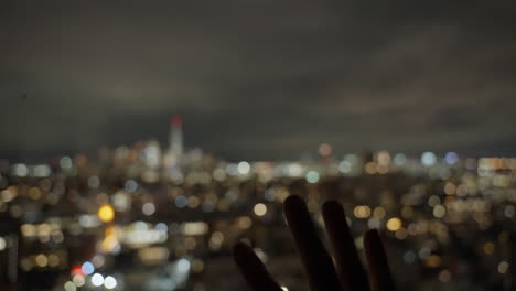 Hand,-Die-Ein-Fenster-Heruntergleitet