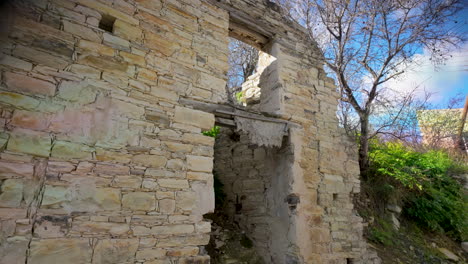 Ruinas-De-Una-Antigua-Estructura-De-Piedra-Con-Un-Arco,-Mostrando-Paredes-Desgastadas-Y-Restos-De-Una-Puerta,-Enclavadas-Entre-La-Vegetación-En-Lefkara