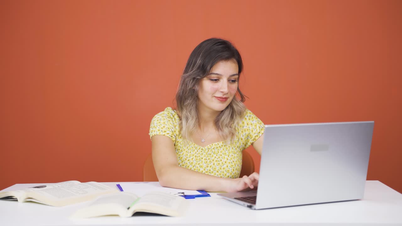la joven a la que le gusta la aplicación en la computadora portátil es feliz.