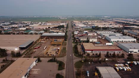 Drohnenaufnahme-Von-Lagerhallen-Und-Lastwagen-Im-Industriegebiet-Von-Calgary