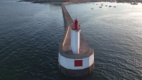 Faro-Y-Muelle-De-Saint-malo-En-Bretaña,-Francia