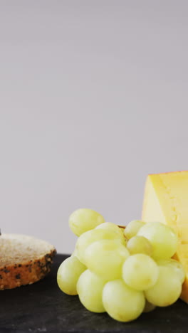 queso, uvas y pan en bandeja
