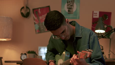 hombre tocando la guitarra