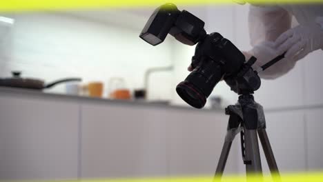 fotógrafo policial de la escena del crimen en el interior evidencia de asesinato doméstico forense
