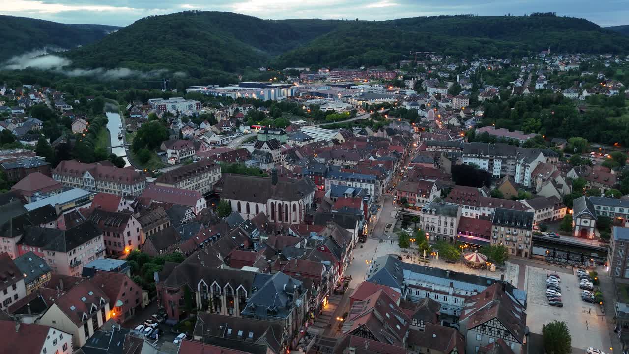 Saverne, Francia. Vista aerea serale del centro città con drone.