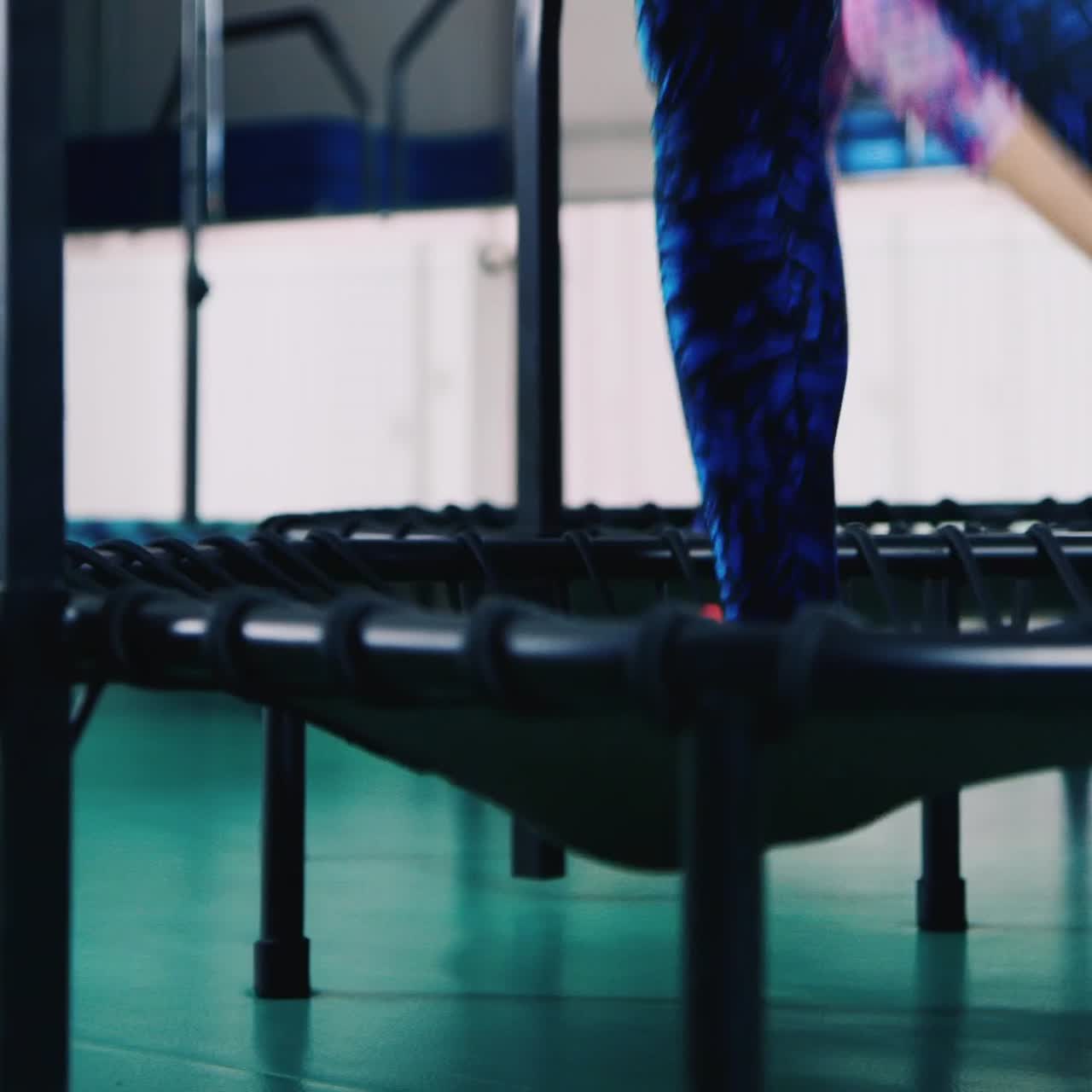 아령으로 운동하는 여자 4