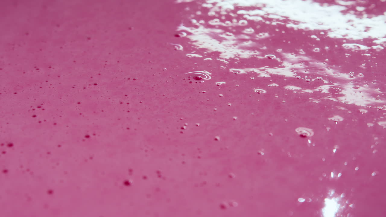 쏟아진 밀크쉐이크 믹스에서 터지는 거품의 클로즈업 샷