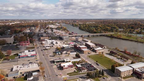 Vida-Cotidiana-En-Un-Pequeño-Pueblo-De-Estados-Unidos,-Saginaw,-Michigan,-Vista-Aérea-Del-Centro-De-La-Ciudad