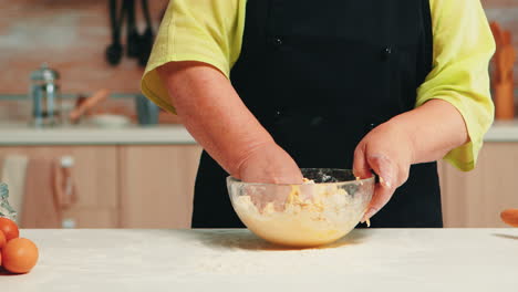 una mujer preparando una comida sabrosa.