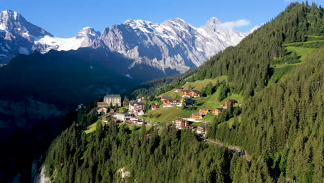 Descending-drone-shot-of-Murren,-a-traditional-Walser-mountain-village-in-the-Bernese-Highlands-of-Switzerland