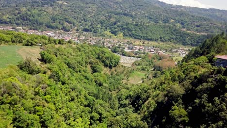 Vista-Aérea-En-Helicóptero-De-La-Ciudad-De-Boquete,-Provincia-De-Chiriquí,-Panamá