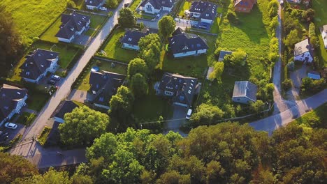 Foto-Aérea-Del-Pueblo-De-Casas-Drone-Residencial-Vista-Superior-Verano-Cielo-Azul-Agente-Inmobiliario