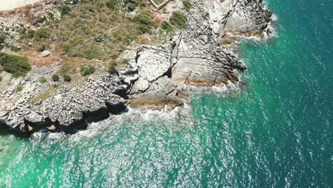 Albania,-Aguas-Azules-Del-Mar-Jónico-Y-Olas-Espumosas-Rompiendo-Contra-La-Costa-Rocosa