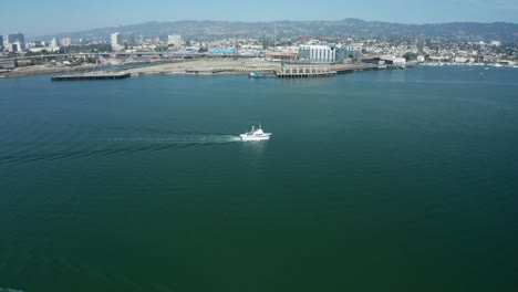 trolling a lo largo de la bahía en un día soleado el barco se desliza a través del estuario