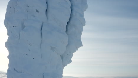 schneebedeckter berggipfel