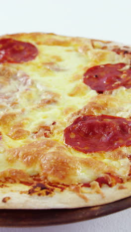 pizza con aderezos de pepperoni