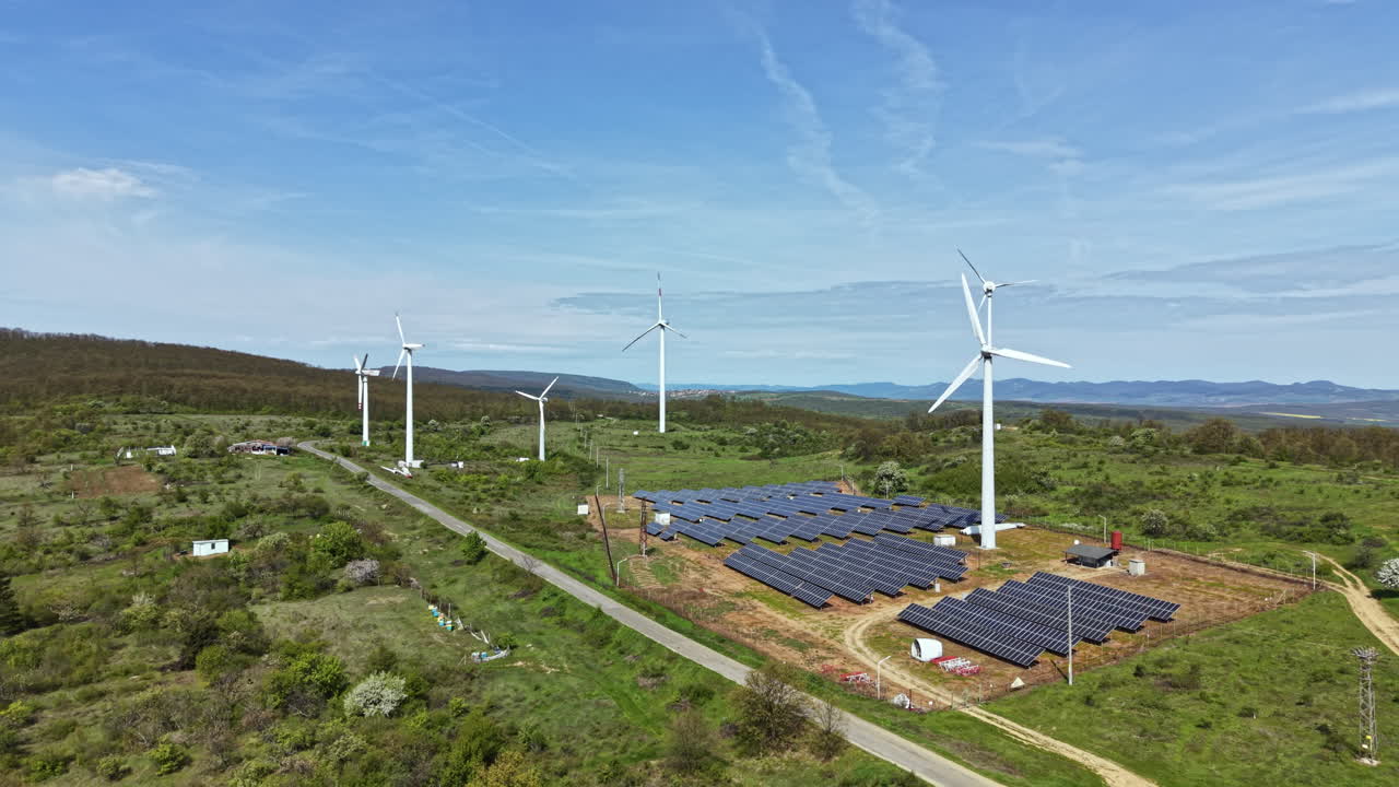 Fontes de energia renováveis exibidas em um dia ensolarado com turbinas eólicas e painéis solares em uma área rural perto de uma estrada