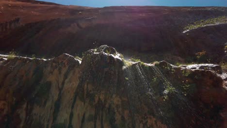 Tropfendes-Regenwasser-Vom-Weinenden-Felsen-Im-Zion-Nationalpark-Mit-60-Fps