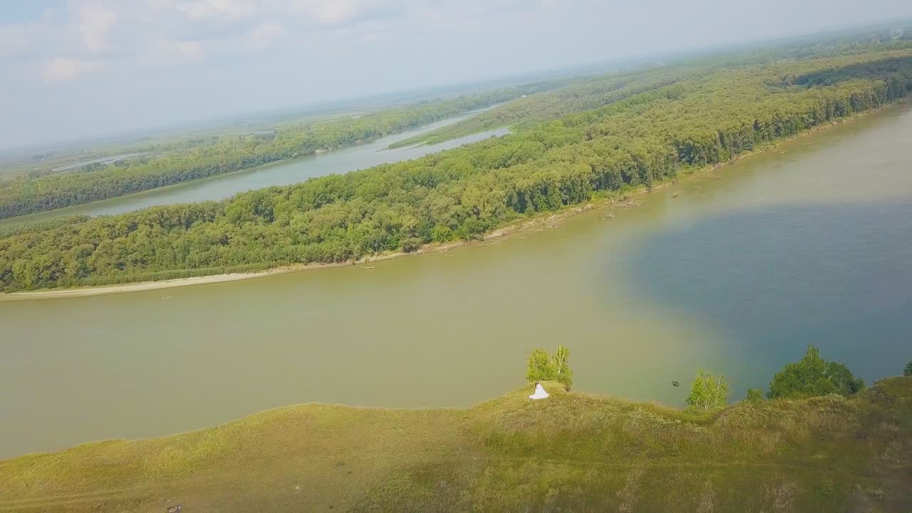 далекая пара возле спокойной реки в осенний день панорама