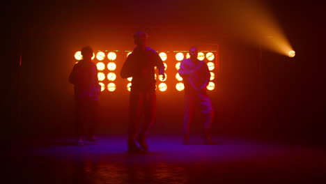 Equipo-De-Bailarines-Mostrando-Movimientos-De-Hiphop-En-Una-Discoteca.-Grupo-De-Baile-Realizando-Estilo-Libre