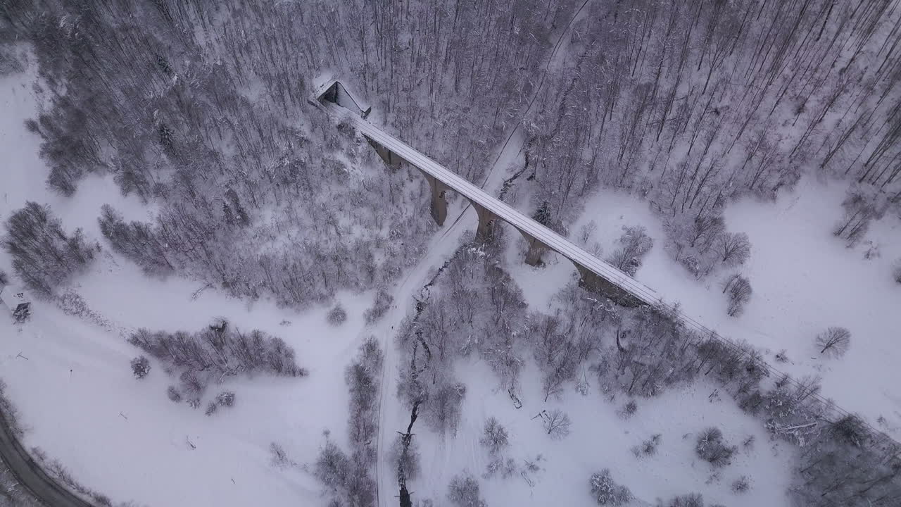 потрясающий снимок с воздуха, показывающий старый железнодорожный виадук с тоннелем, проходящим через гору в его конце