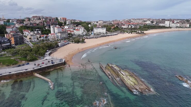 Playa de El Sardinero, città di Santander, Spagna, panoramica aerea con drone da bassa angolazione