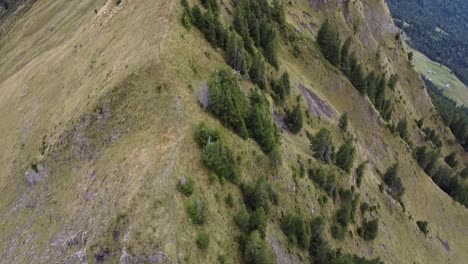 Hombre-Corriendo-En-La-Cuerda-Floja-Hacia-El-Pico-De-Una-Montaña-En-Suiza