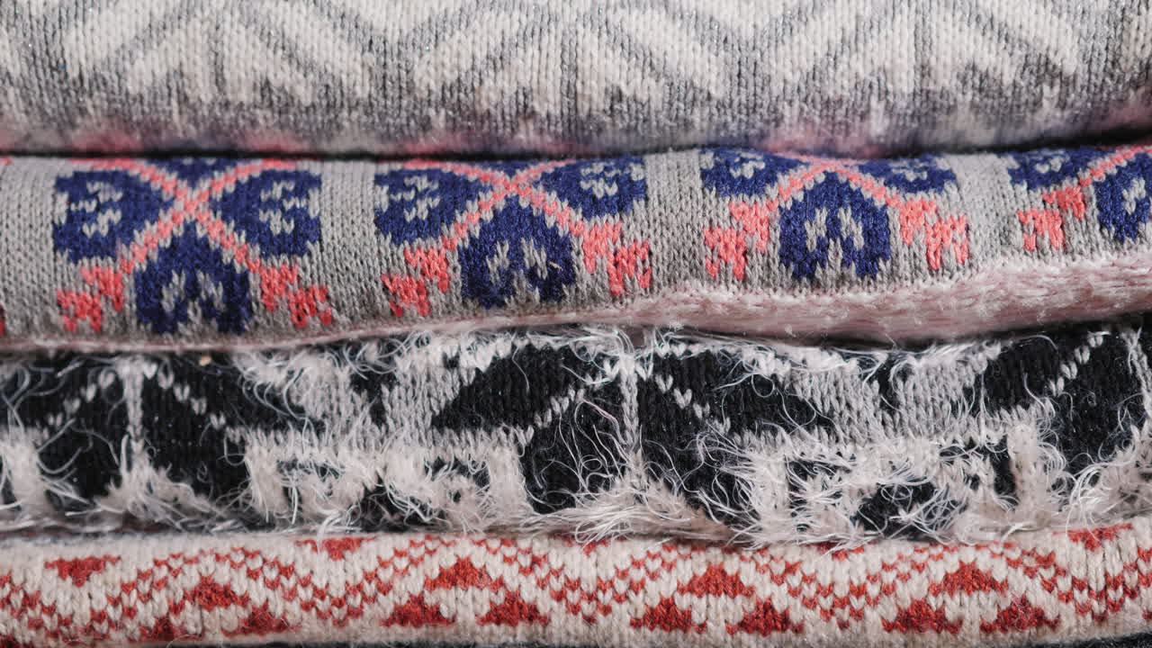 가지런히 접힌 겨울 옷이 선반 위에 놓여 있다