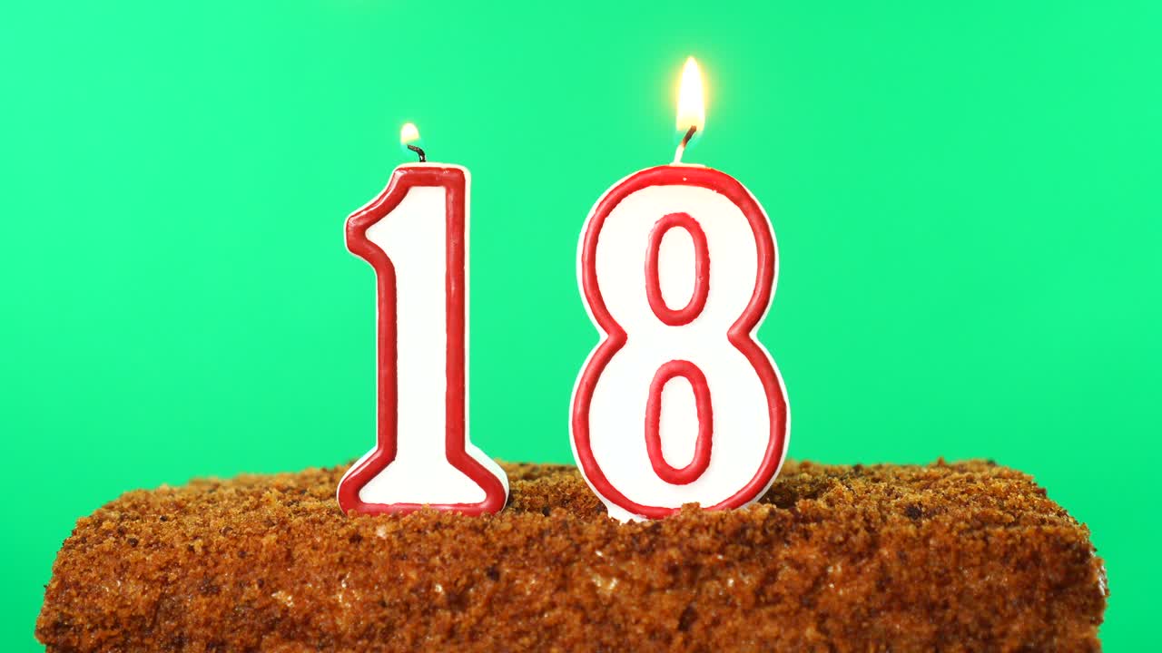 торт с числом 18 зажженной свечей. ключ хромы. зеленый экран. изолирован
