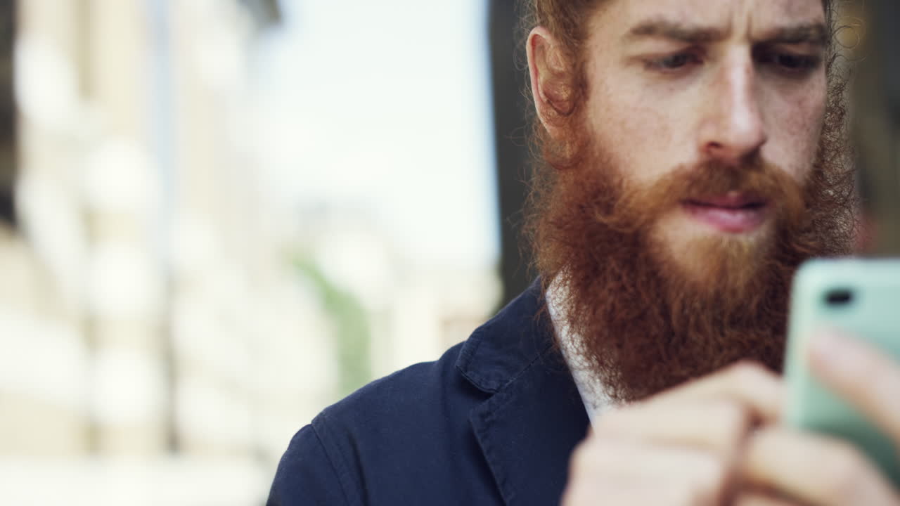 hombre hipster que usa una pantalla táctil de teléfono inteligente conectada a la economía compartida