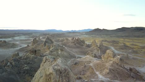 pináculos de trona formación geológica única de la tierra en el paisaje desértico de la sierra oriental de california, vuelo aéreo de drones
