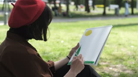 mujer pintando en el exterior