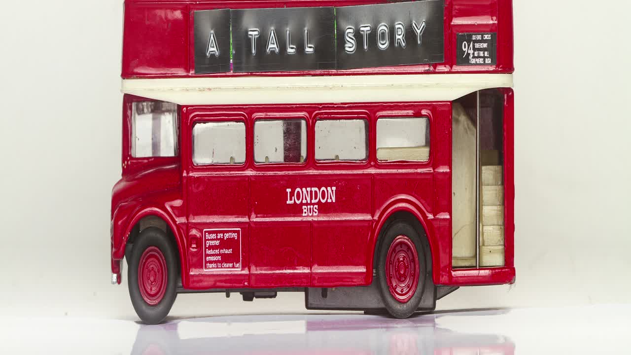 빨간색 더블 데커 버스에서 높은 스토리 스 모션 영화 루프