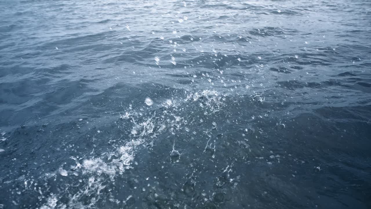 Acqua blu che scorre liscia, creando texture astratte e riflessi — clip tranquilla con sfondo acquatico