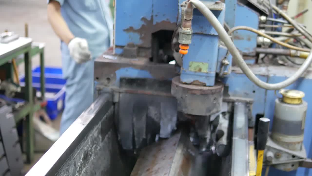 공장에서 금속 블레이드에 기름을 넣는 기계