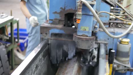 máquina de poner aceite en la cuchilla de metal en la fábrica