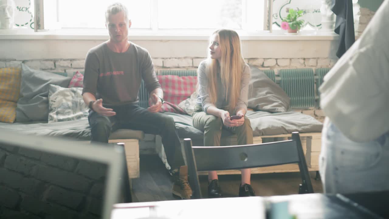 творческая бизнес-команда обсуждает что-то в бизнес-центре во время кофейного перерыва